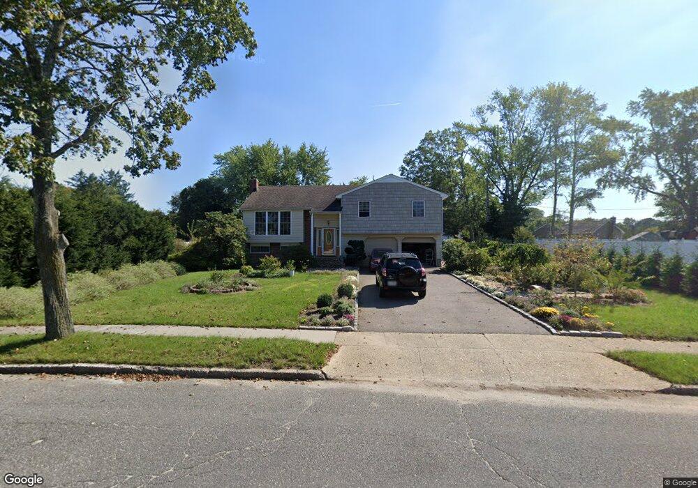 99 Hayrick Ln, ComMacK, NY 11725 - photo 1