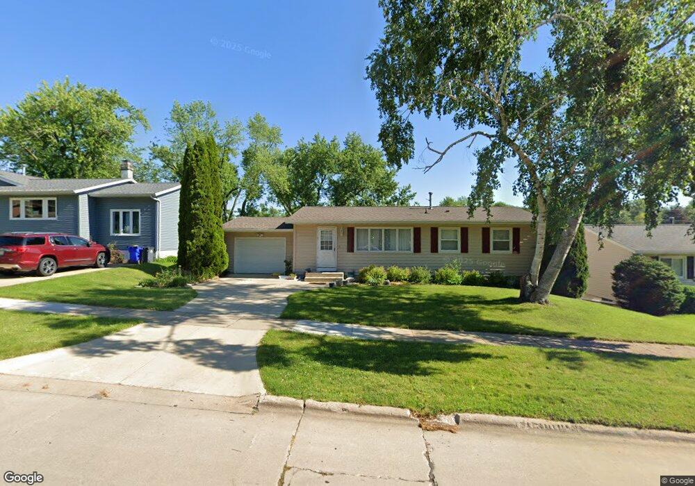 2528 N Ave NW, Cedar Rapids, IA 52405 - photo 1