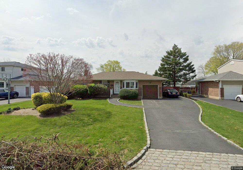 22 Hubbell St, ComMacK, NY 11725 - photo 1