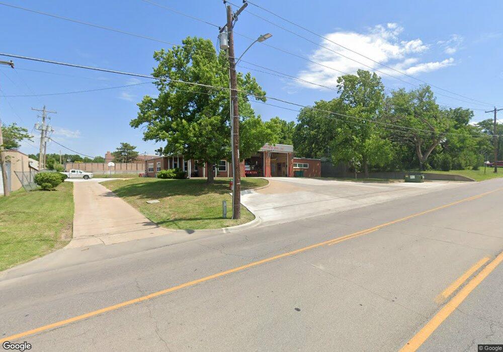 2010 SW 37th St, Topeka, KS 66611 - photo 1