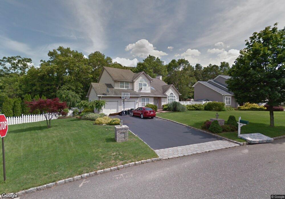 1 Silver Pond Cir, ComMacK, NY 11725 - photo 1