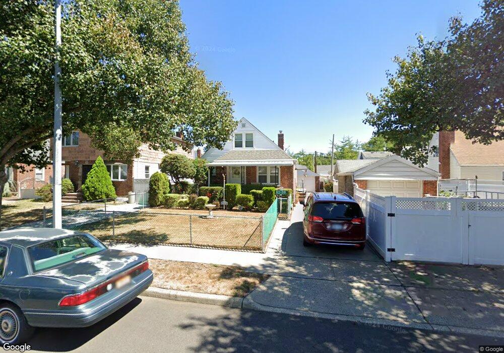 8259 264th St, Glen Oaks, NY 11004 - photo 1