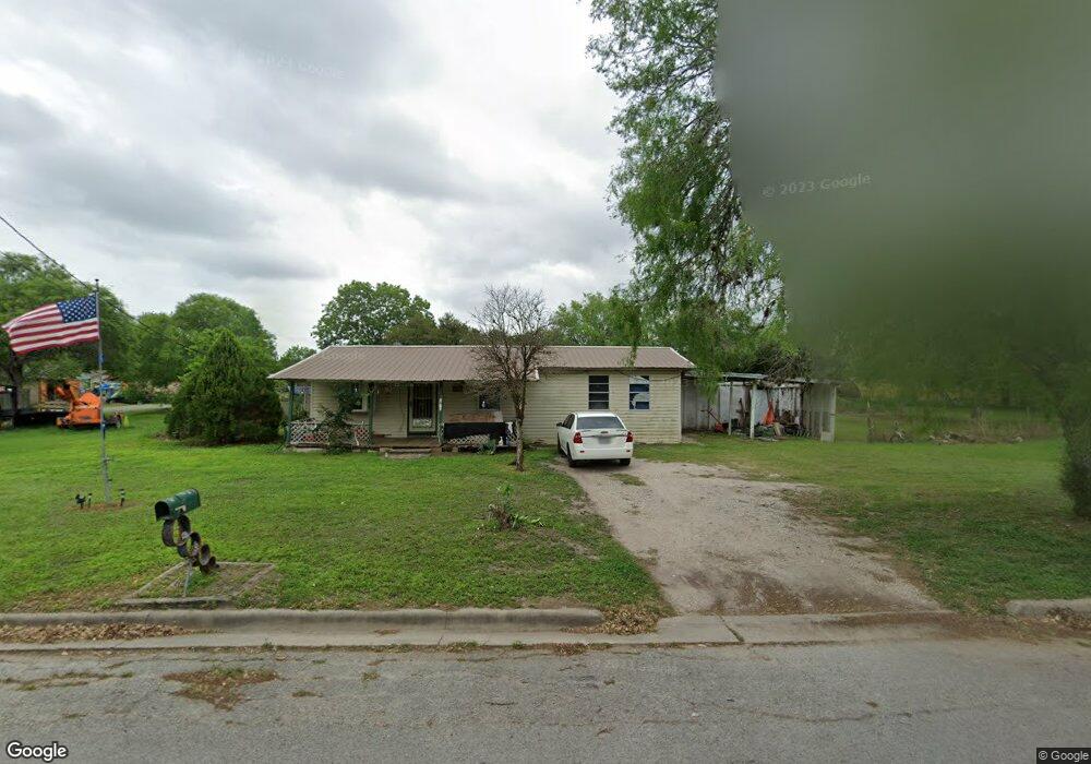 1005 W Jones St, Beeville, TX 78102 - photo 1