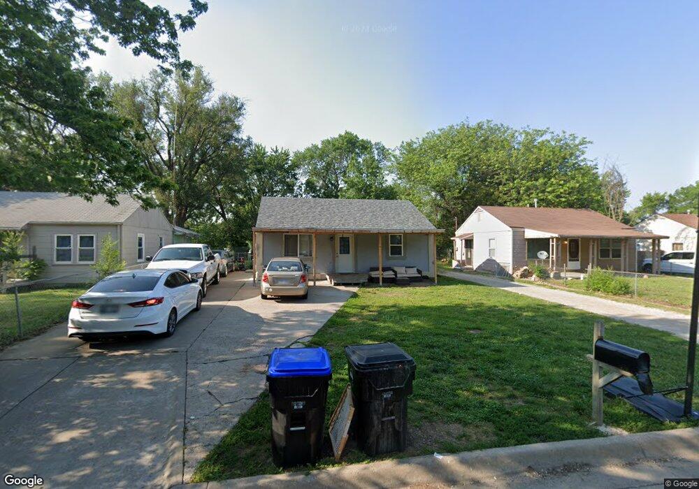 1008 SE Pinecrest Dr, Topeka, KS 66605 - photo 1