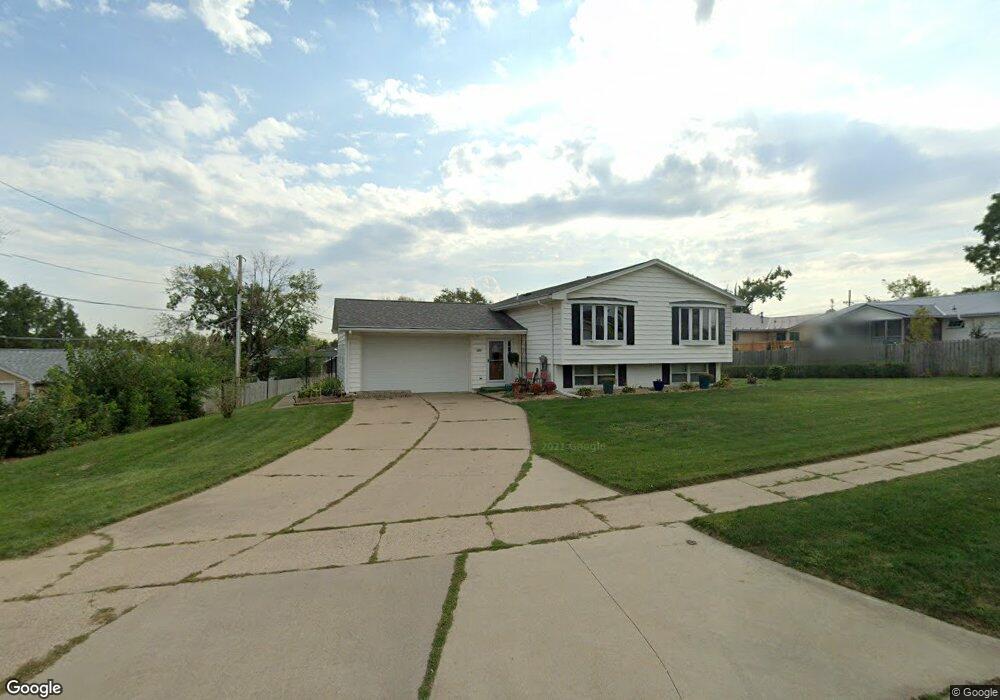 2215 29th St SW, Cedar Rapids, IA 52404 - photo 1