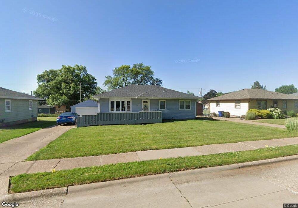 1901 W 37th St, Davenport, IA 52806 - photo 1