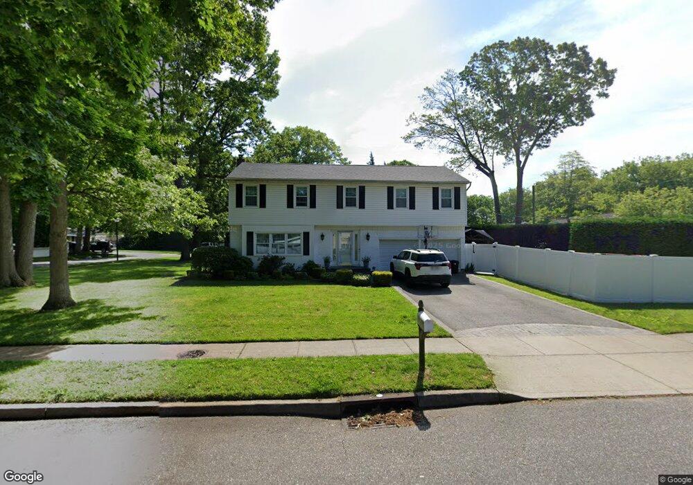 99 Shinbone Ln, ComMacK, NY 11725 - photo 1