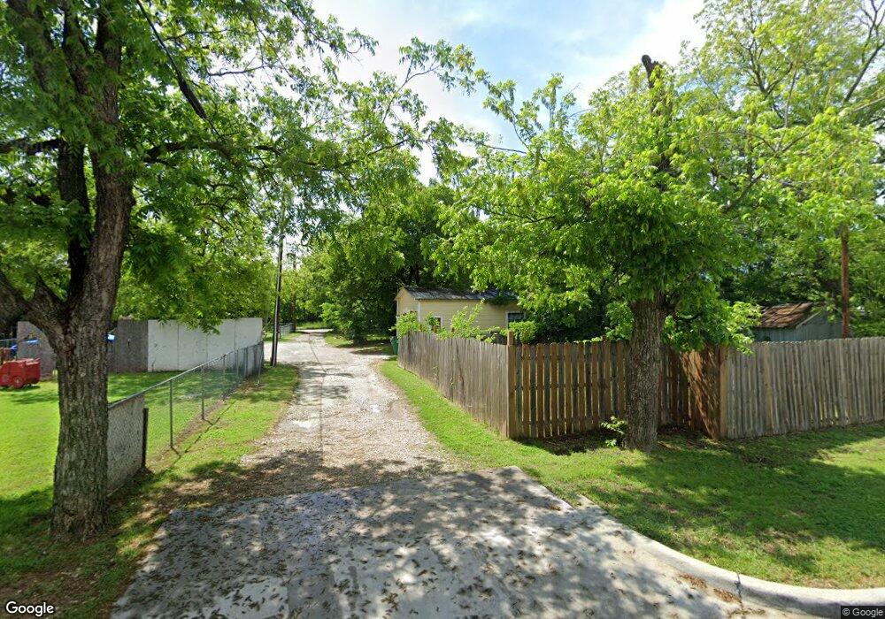 708 1/2 Harvey St, Gainesville, TX 76240 - photo 1