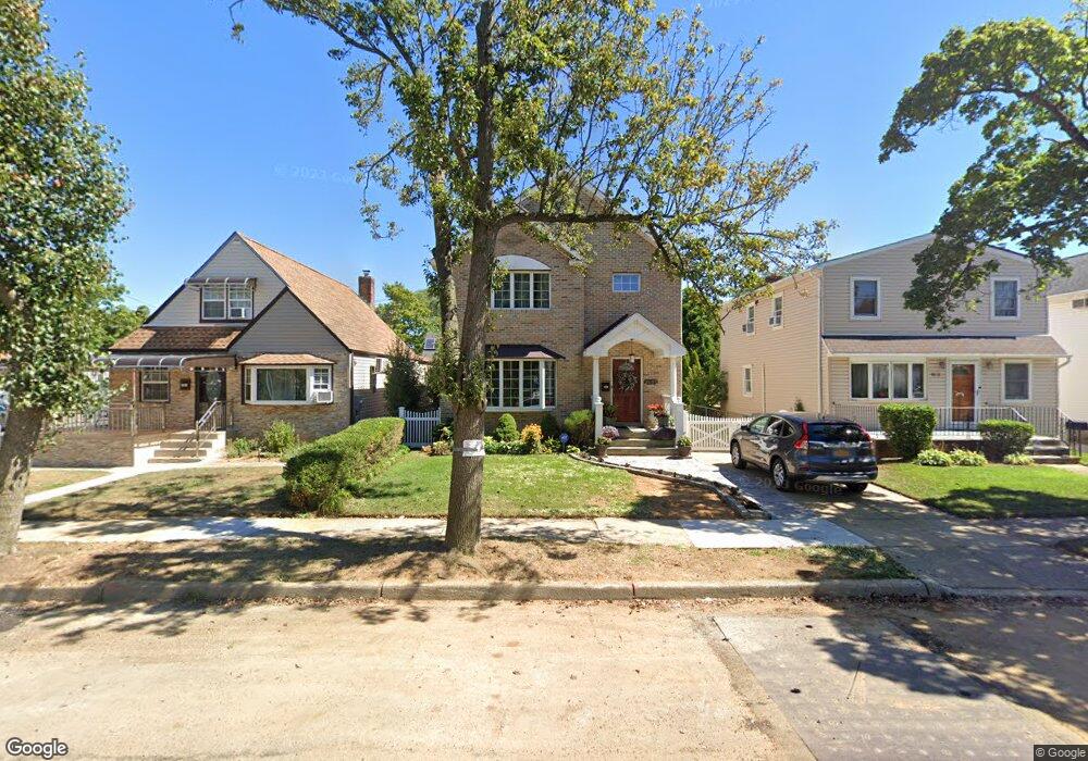 8107 267th St, Glen Oaks, NY 11004 - photo 1