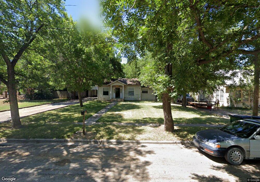 1327 E Pecan St, Gainesville, TX 76240 - photo 1