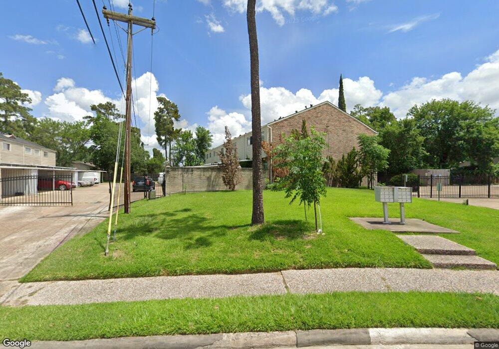 5784 Maple Hill Dr, Houston, TX 77088 - photo 1