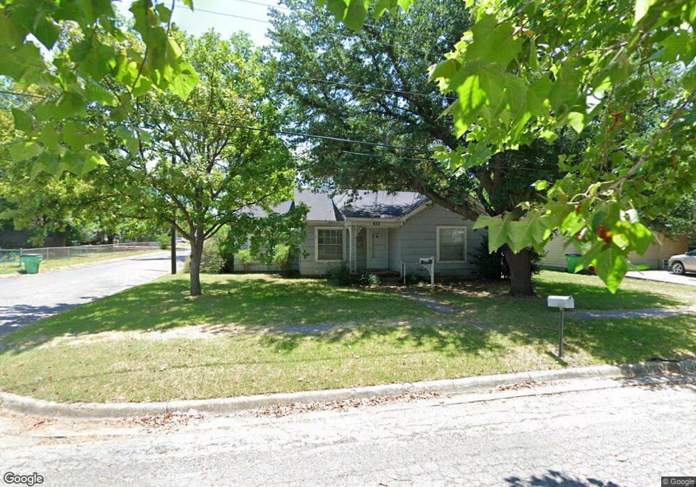 930 N Howeth St, Gainesville, TX 76240 - photo 1
