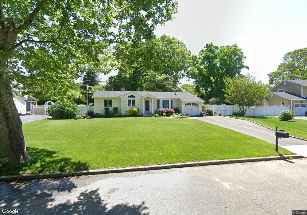 11 Pinecone Ln, ComMacK, NY 11725 - photo 1