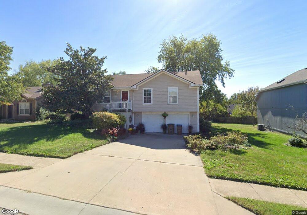 611 Rosehill Dr, Raymore, MO 64083 - photo 1