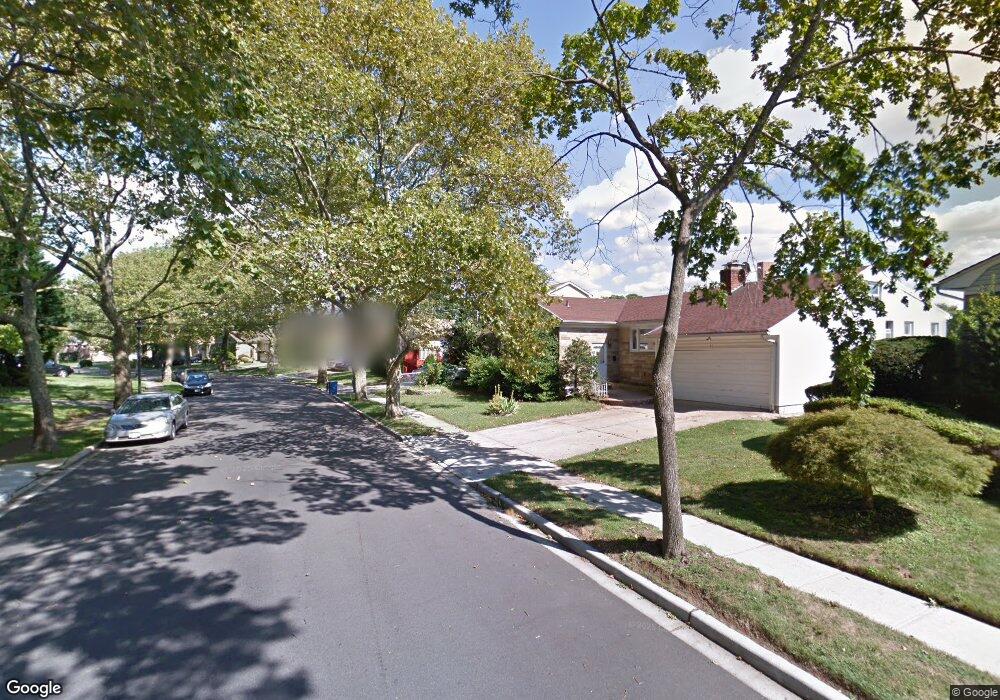 27 Cloverfield Rd S, Valley Stream, NY 11581 - photo 1