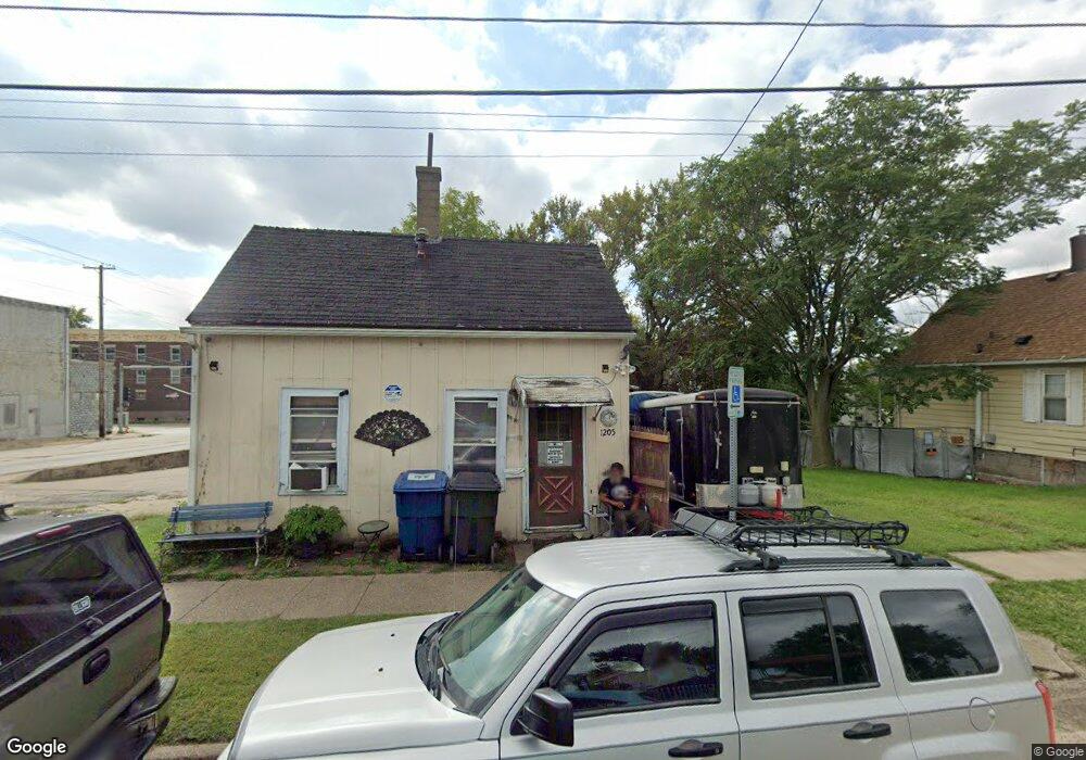 1205 W 4 1/2 St, Davenport, IA 52802 - photo 1