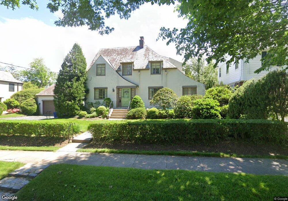 318 Warwick Ave, Little Neck, NY 11363 - photo 1