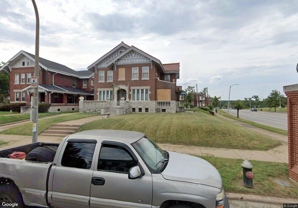 4577 Holly Ave, Saint Louis, MO 63115 - photo 1