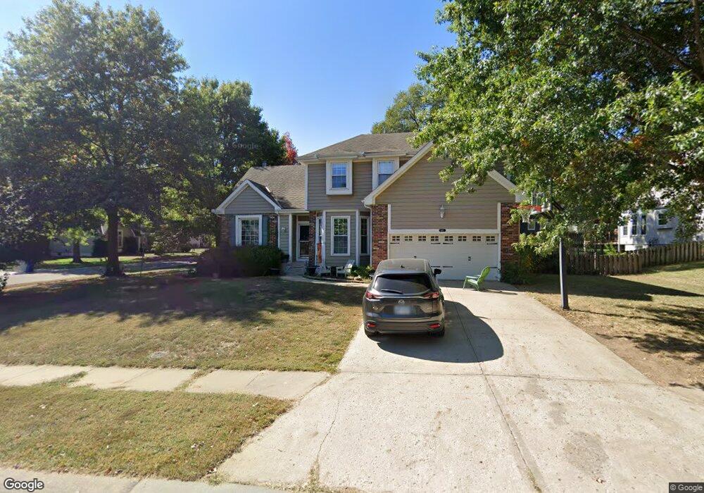 6812 Hauser Dr, Shawnee, KS 66216 - photo 1