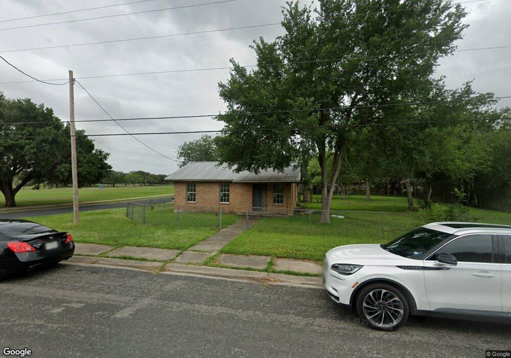 1101 W Huntington St, Beeville, TX 78102 - photo 1