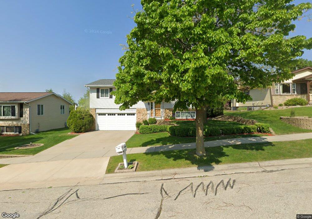 924 Squire Ln, West Bend, WI 53090 - photo 1