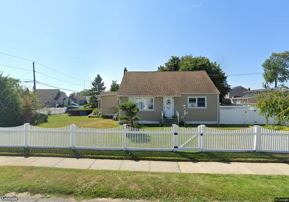 711 Howard Ave, Copiague, NY 11726 - photo 1