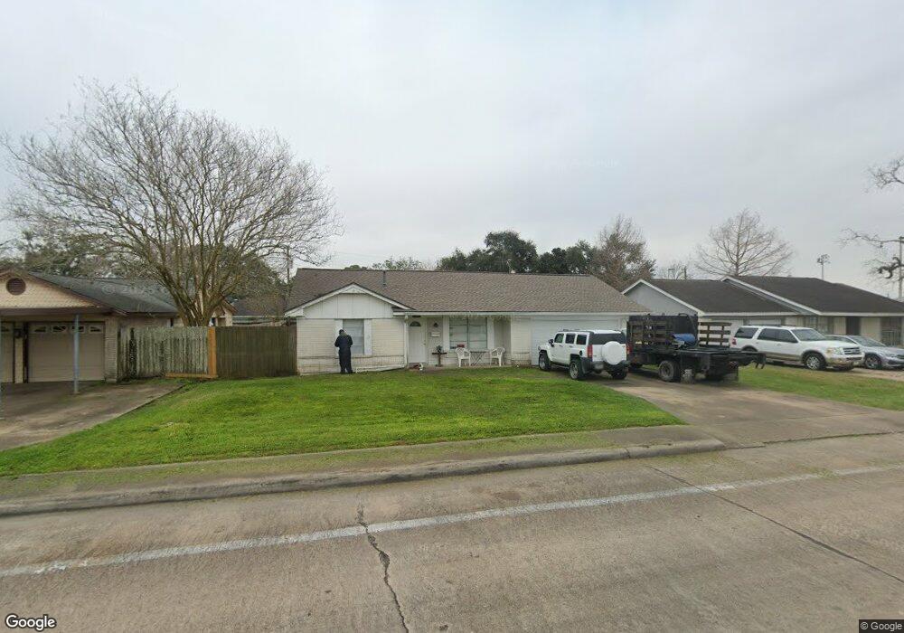 1011 Stadium Dr, Alvin, TX 77511 - photo 1