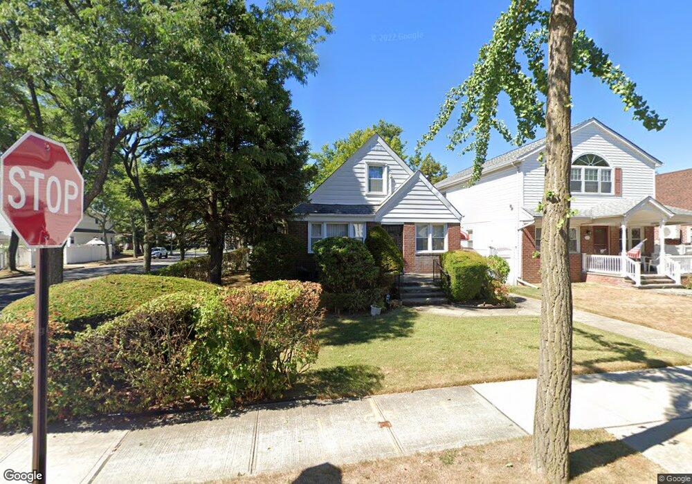 7850 265th St, Glen Oaks, NY 11004 - photo 1