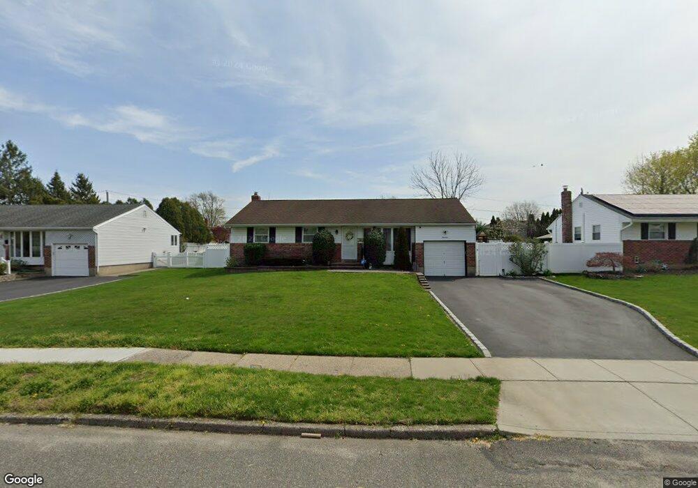 19 Bluegrass Ln, ComMacK, NY 11725 - photo 1