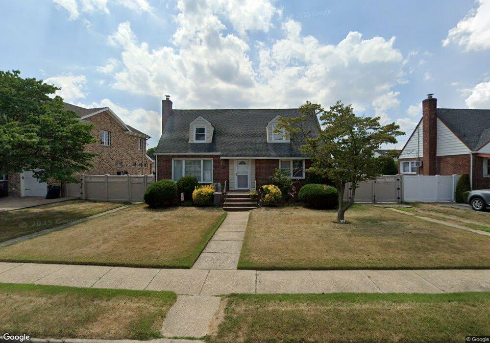 722 Ascan Rd, Franklin Square, NY 11010 - photo 1