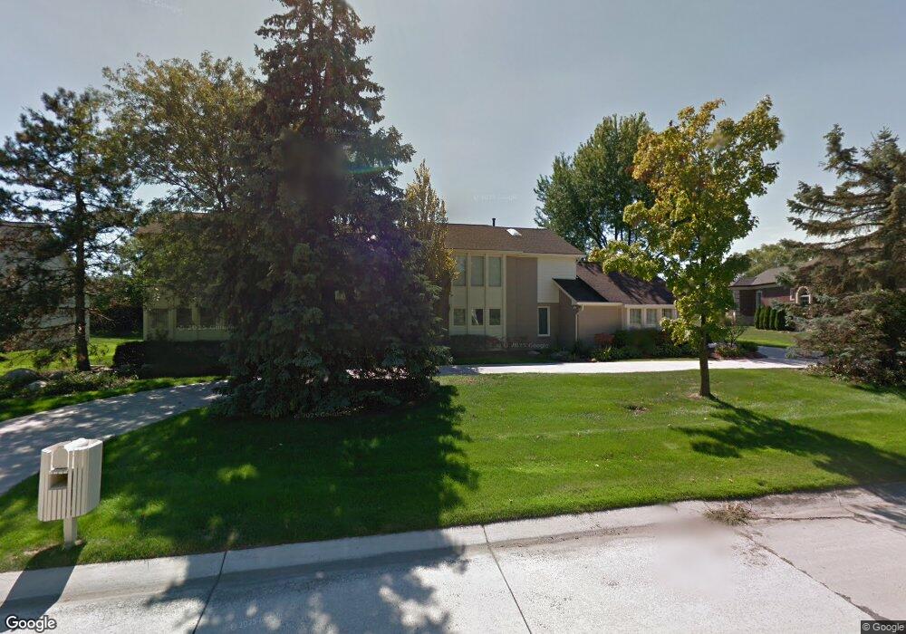 3872 Columbia Dr, Bloomfield Hills, MI 48302 - photo 1
