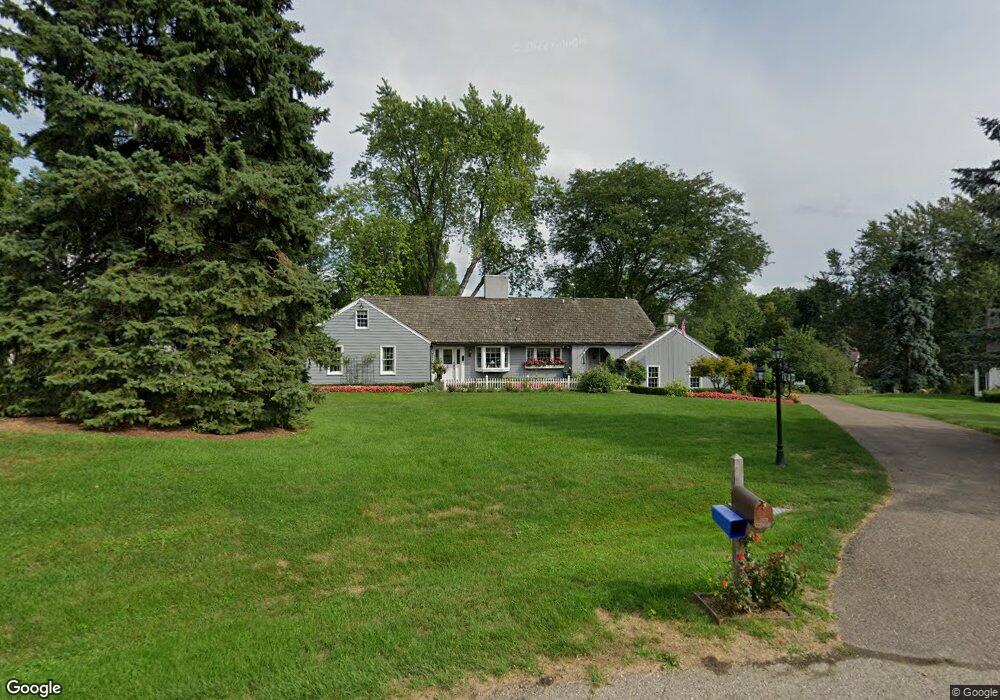 2077 W Bend Ct, Bloomfield Hills, MI 48302 - photo 1