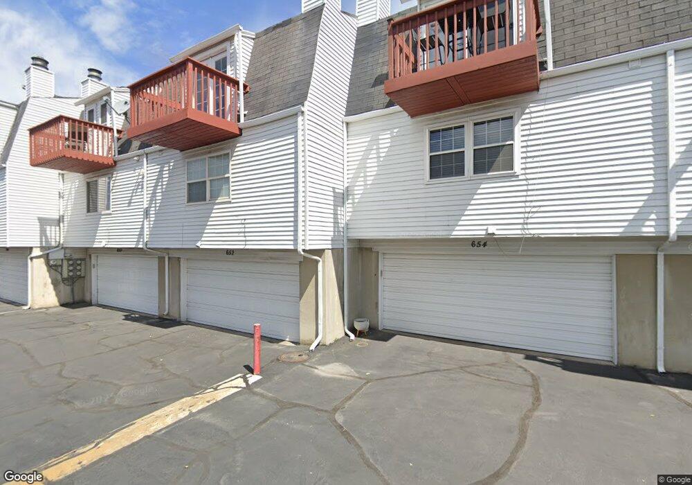 652 Williamsburg Park Cir unit 27, Sandy, UT 84070 - photo 1