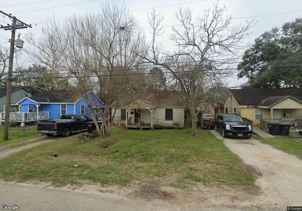 314 E Coombs St, Alvin, TX 77511 - photo 1