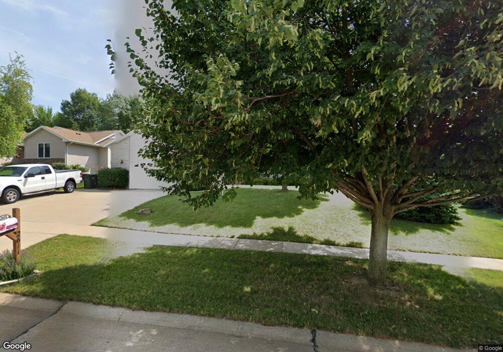 2611 30th St SW, Cedar Rapids, IA 52404 - photo 1