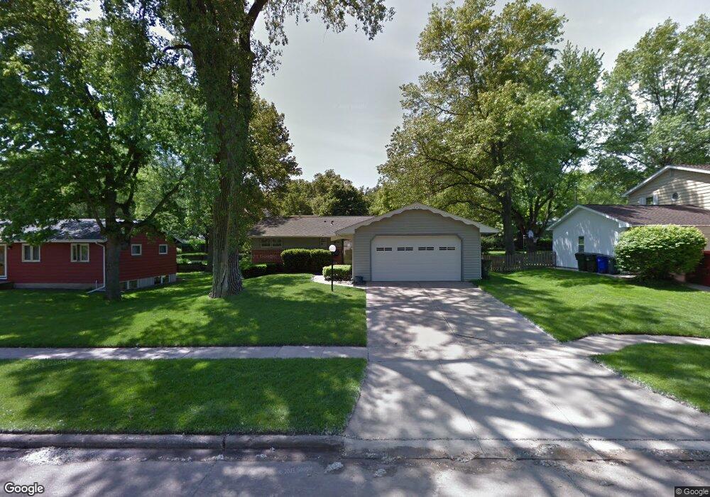 2533 Glen Elm Dr NE, Cedar Rapids, IA 52402 - photo 1