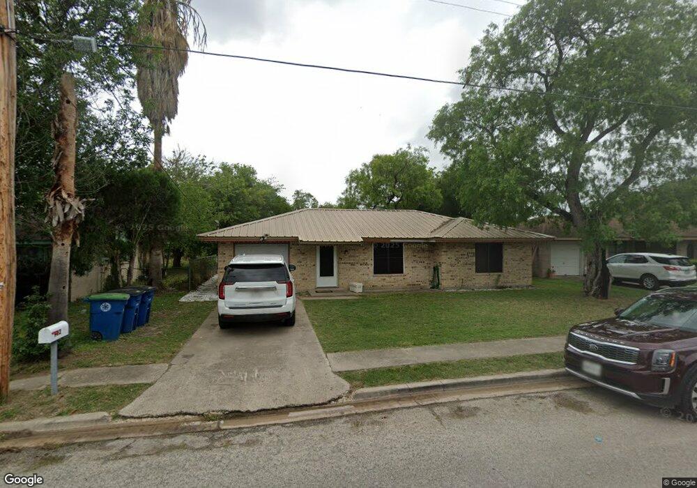902 W Flournoy St, Beeville, TX 78102 - photo 1