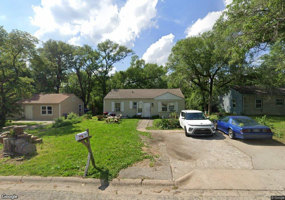 320 SE Pinecrest Dr, Topeka, KS 66605 - photo 1