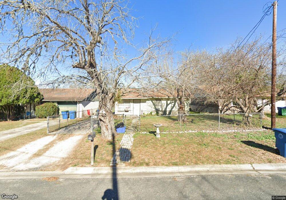 608 W Randall St, Beeville, TX 78102 - photo 1