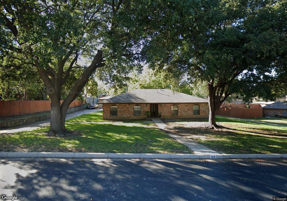 909 Cook Dr, Grand Prairie, TX 75050 - photo 1