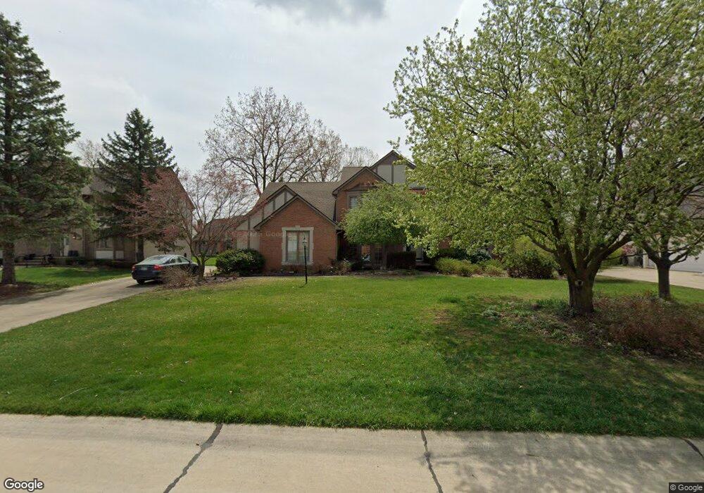 1044 Oak Tree Ln, Bloomfield Hills, MI 48304 - photo 1