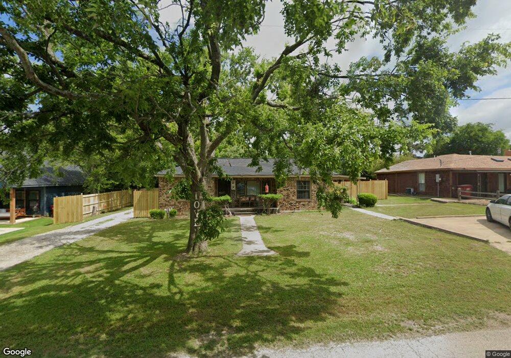 506 W Locust St, Whitewright, TX 75491 - photo 1