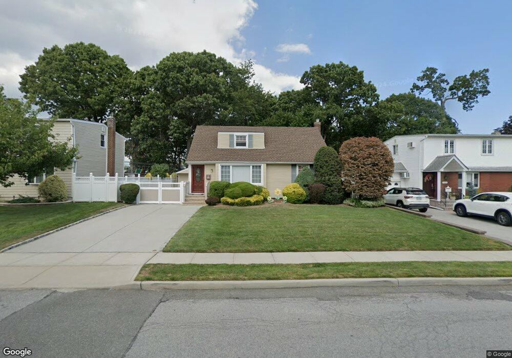 966 Shelburne Dr, Franklin Square, NY 11010 - photo 1