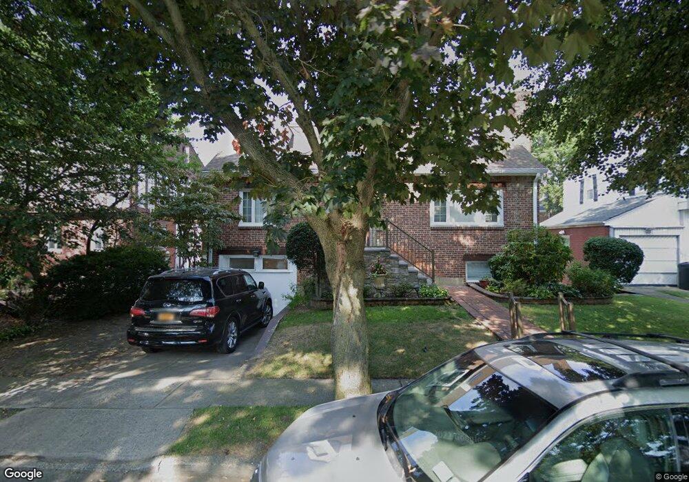 10 Catalpa Ln, Valley Stream, NY 11581 - photo 1