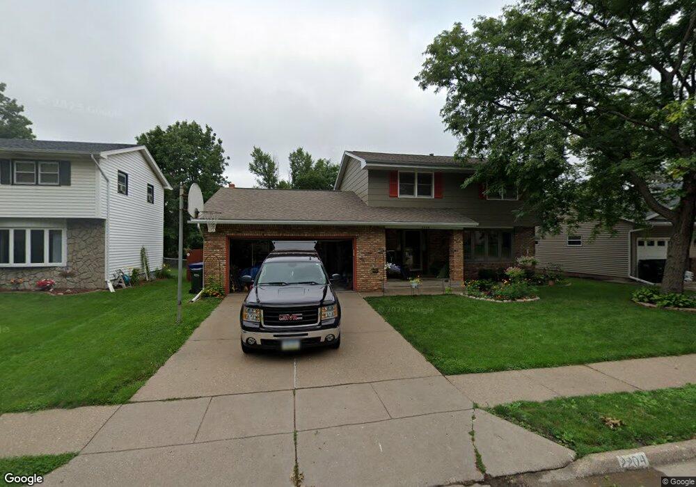 2204 W 29th St, Davenport, IA 52804 - photo 1