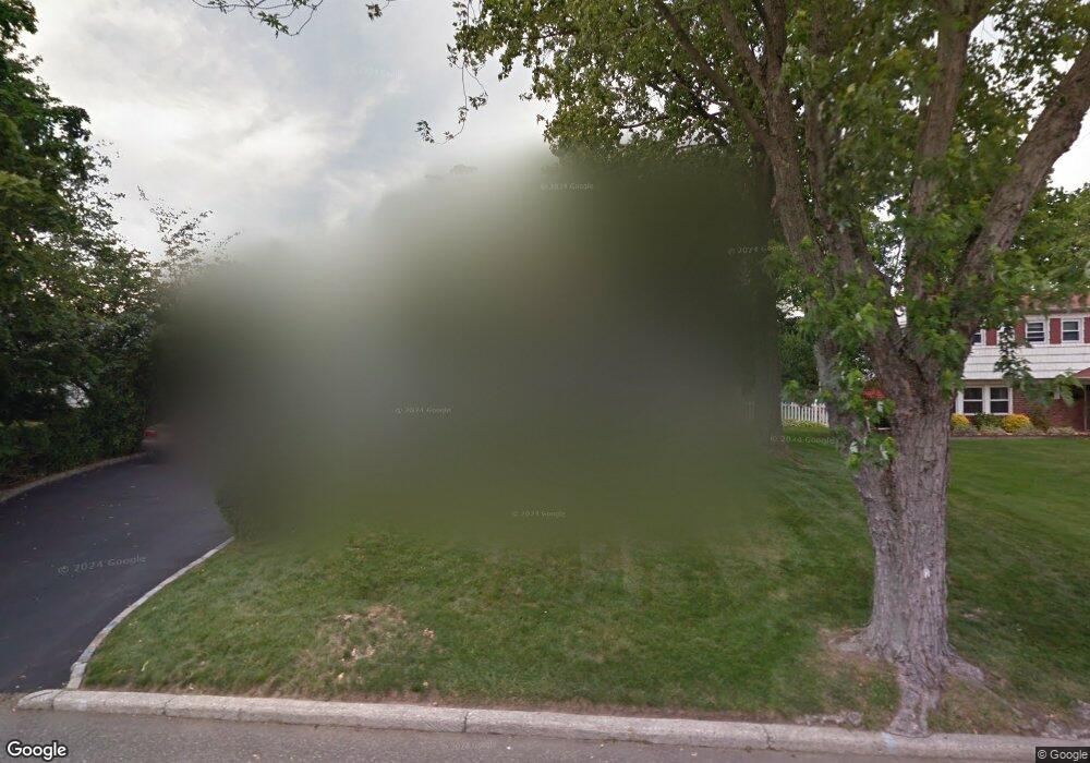 27 Crabapple Ln, ComMacK, NY 11725 - photo 1