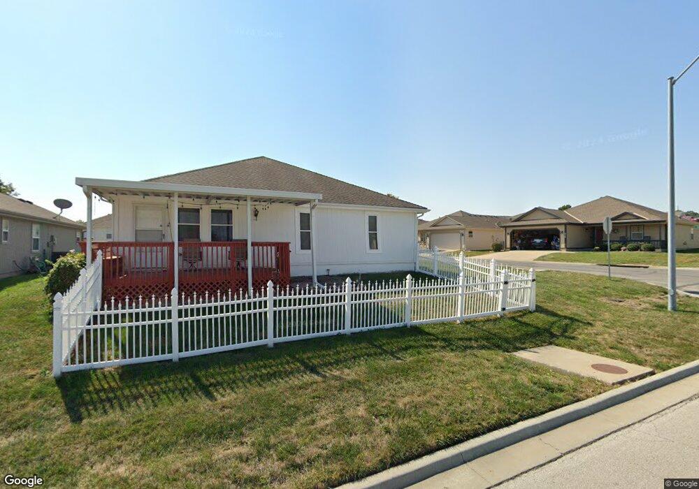 524 S Saturn Dr, Raymore, MO 64083 - photo 1