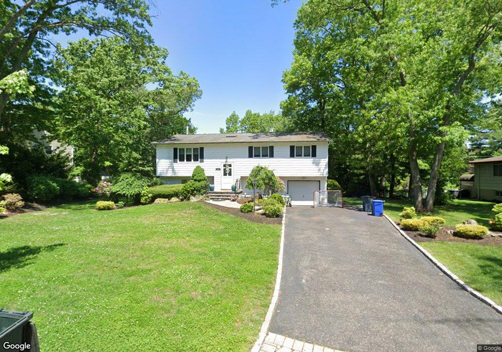 18 Peacock Ln, ComMacK, NY 11725 - photo 1