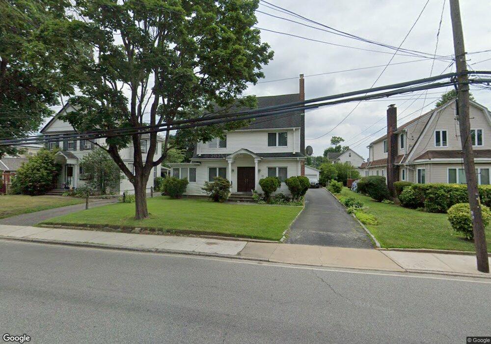 22 Hicks Ln, Great Neck, NY 11024 - photo 1