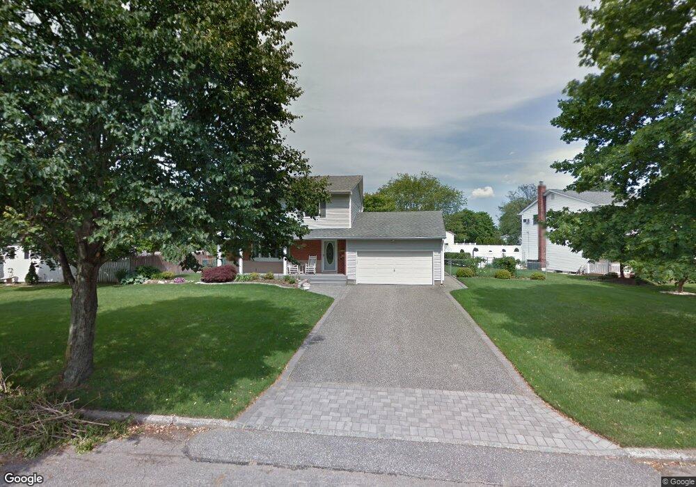 3 Crest Ln, ComMacK, NY 11725 - photo 1